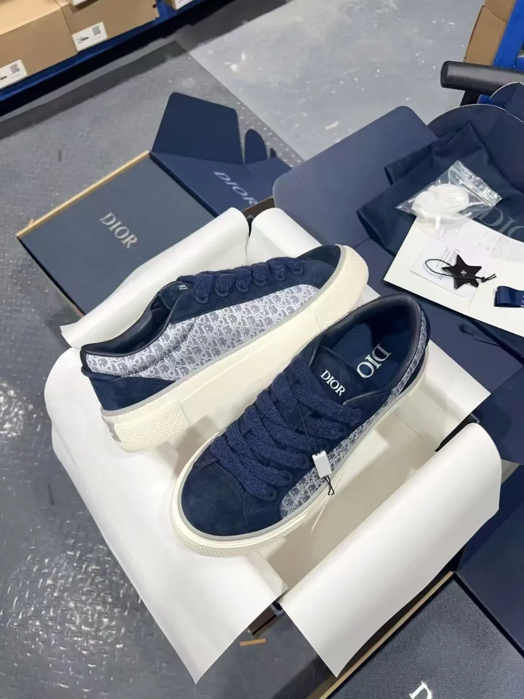 👟👟Ex-factory price 560👟👟 𝐃𝐢𝐨𝐫 𝐱 𝐒𝐭𝐨𝐧𝐞 𝐈𝐬𝐥𝐚𝐧𝐝 𝐁𝟯𝟯 Dior co-branded Stone Island new casual sports shoes Skateboard shoes 111111111 This B33 sneaker comes from the DIOR AND STONE ISLAND limited series. It is a new interpretation of the classic tennis shoe. The fashionable silhouette highlights the heavy texture. The black-dyed cotton has a delicate wash and soft texture, and is finished with the classic Oblique print on the sides, paying homage to the exceptional craftsmanship of the exclusive collaboration. The tongue is embossed with the Dior signature, while cannage panels on the front, DIOR AND STONE ISLAND signature on the back and insole. The rubber outsole features the Dior Oblique pattern, while a contrasting Dior 30 Avenue Montaigne signature on the rear adds style. It can add a modern touch to various casual looks, and can also be matched with other DIOR AND STONE ISLAND items. Exquisite packaging at the delivery counter🛍📦 Customized cowhide material, sheepskin lining, original molded outsole Size: 35-45